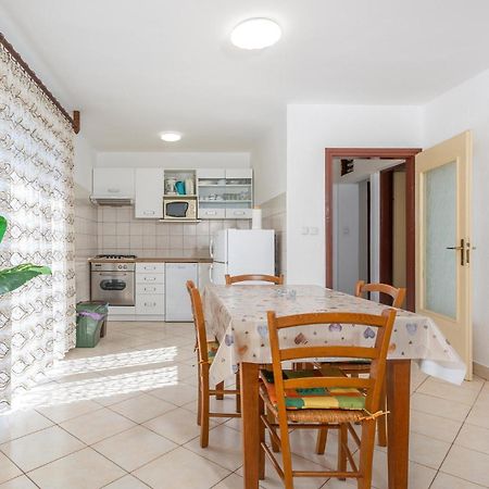 Lovely Apartment In Krk With Kitchen Brzac Eksteriør billede